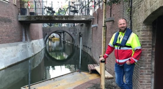 Divers reinforce walls along Utrecht canals