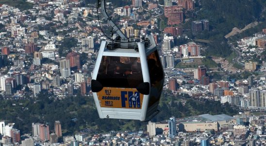 Dozens stuck in cable car in Ecuador for hours