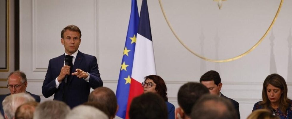 Emmanuel Macron promises an emergency law to speed up reconstruction