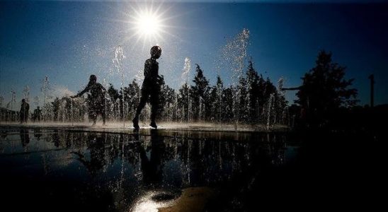 Extremely hot weather hit the USA 190 million people were