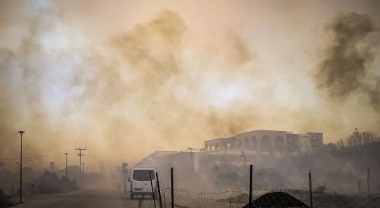 Fires in Greece unprecedented evacuations on the island of Rhodes