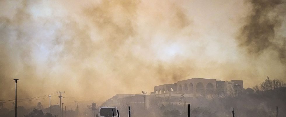Fires in Greece unprecedented evacuations on the island of Rhodes