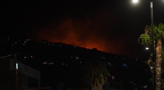 Forest fires threaten settlements in Greece