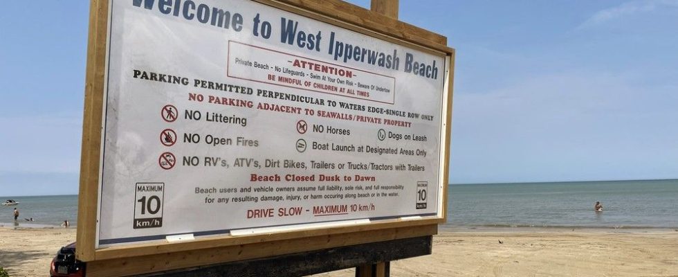 Irked Ipperwash Beach cottagers want stolen sign back