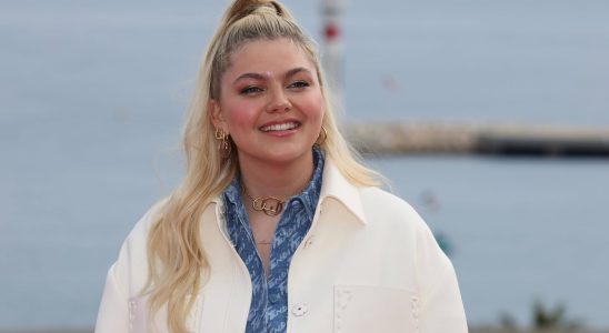 Louane revisits the 90s with dazzling glitter makeup