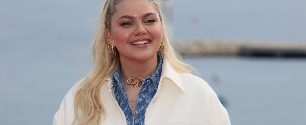 Louane revisits the 90s with dazzling glitter makeup