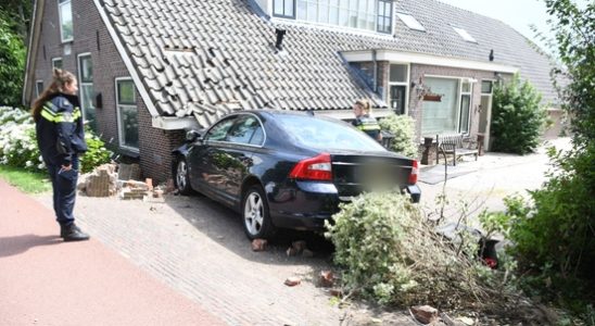 Motorist loses control over the wheel and drives into a
