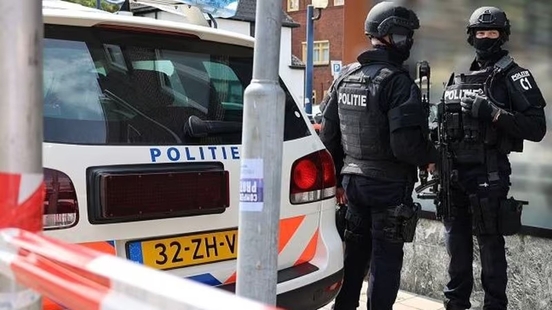 Raid of heavily armed agents furniture store Amsterdamsestraatweg was arrested