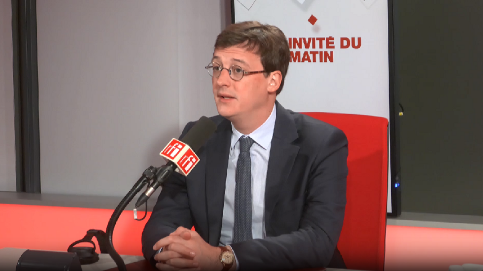 Sacha Houlié, chairman of the Law Commission at the National Assembly and Renaissance deputy for Vienne, in the RFI studios on July 19, 2023.