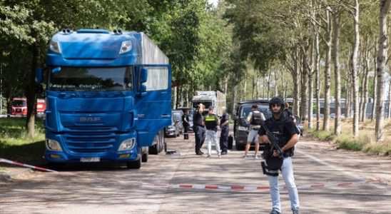 Romanian truck searched under heavy security on A27 near Eemnes
