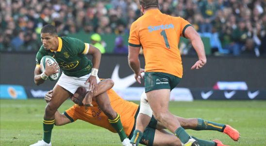 South Africa thrash Australia in opening match