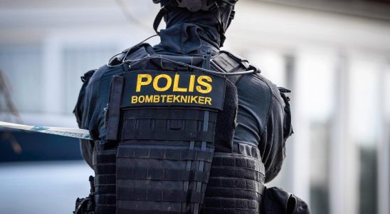 The bomb disposal unit investigates objects in Norrkoping