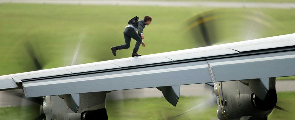 Tom Cruise really clung to a plane in mid flight the