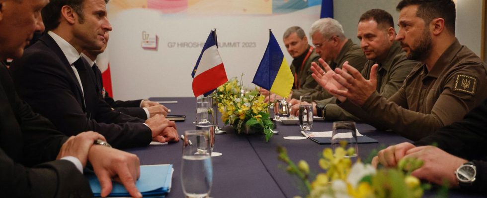 Ukraine Zelensky alerts Macron to Russian dangerous provocations in Zaporizhia