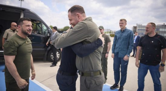 Ukraine Zelensky returns from Turkiye with members of the Azov