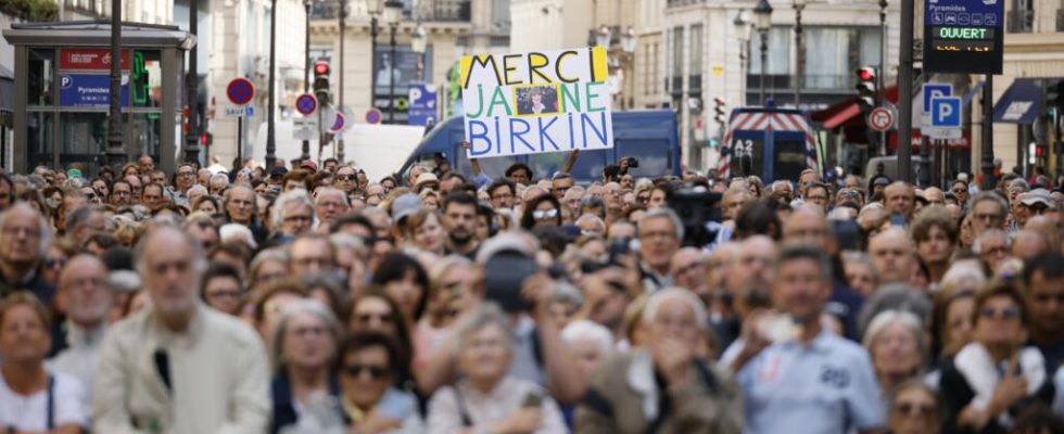 relatives and fans of Jane Birkin pay tribute to her