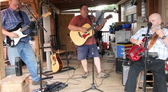 Bobd Wire joins worldwide Music on the Porch Day