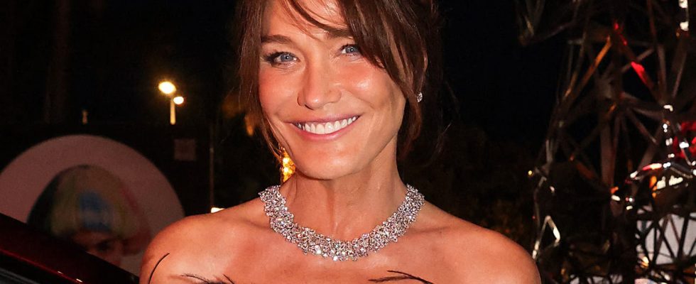 Carla Bruni twists her pedicure with this irresistible accessory and
