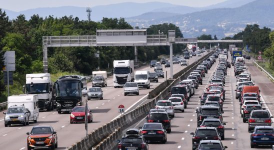 Departures on vacation traffic jams explained by science