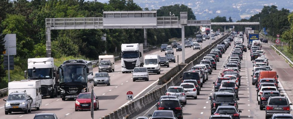 Departures on vacation traffic jams explained by science