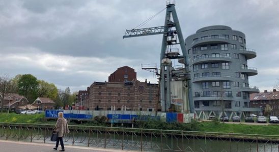 Fences around historic crane have not yet been removed the