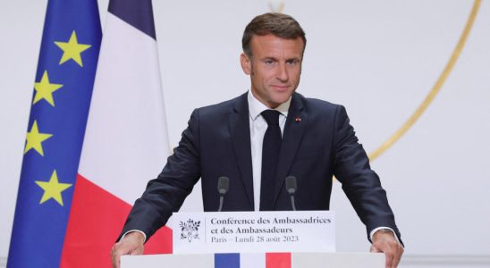 Headlines Emmanuel Macron invites the leaders of the political parties