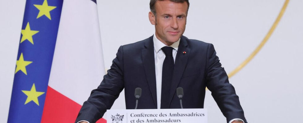 Headlines Emmanuel Macron invites the leaders of the political parties