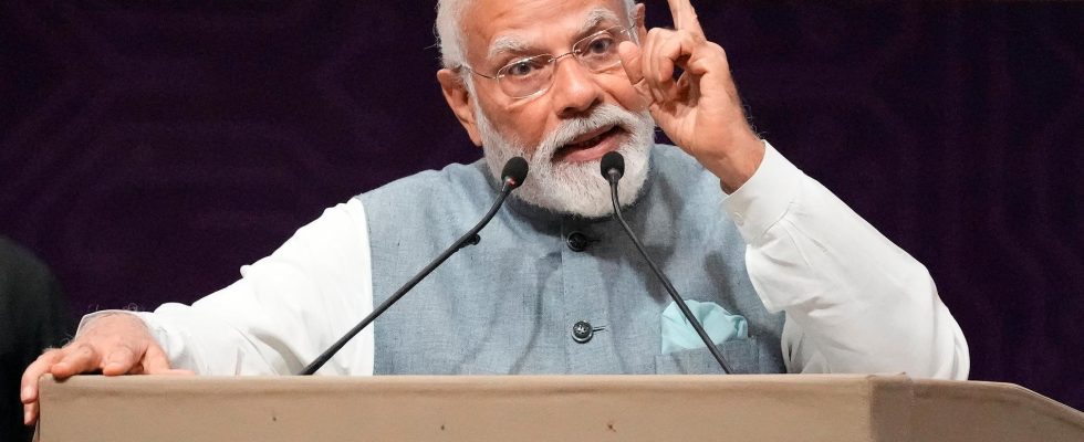 Indias Modi survives no confidence vote
