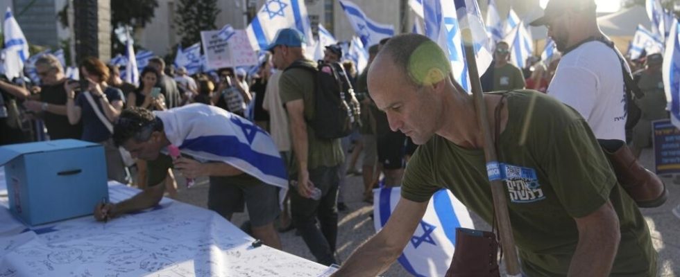 Israel Army reservist crisis escalates over judicial reform