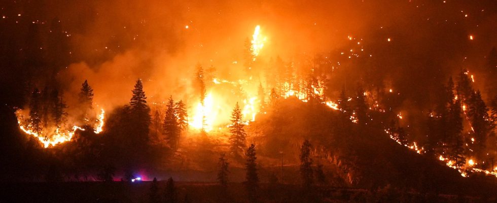 Mass evacuation from fires in Canadas Kelowna