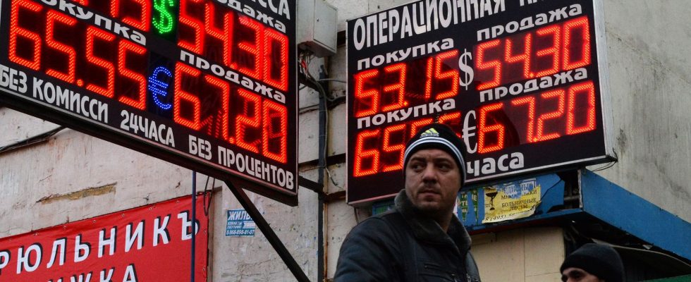 Russia Western sanctions weigh heavily on the economy