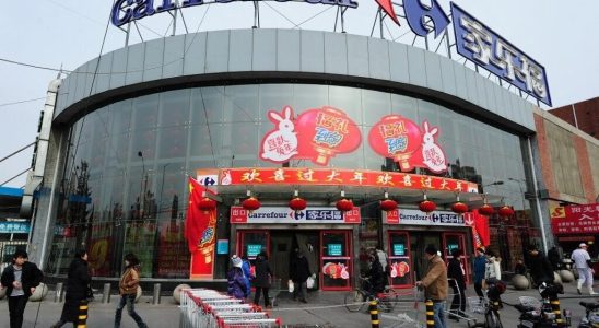 Shops close in Beijing a sign of a slowing domestic