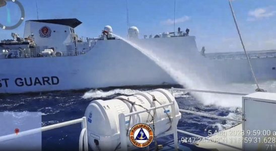 South China Sea Chinese water cannon fires at Philippine ships