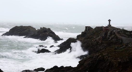 Storm Patricia a dead man and a child between life