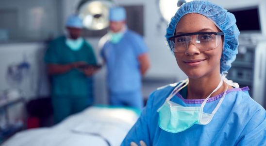 Surgery patients operated on by women have less risk of