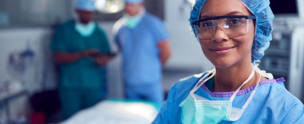 Surgery patients operated on by women have less risk of