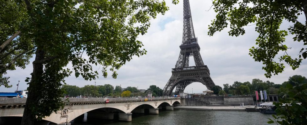 The Eiffel Tower was evacuated after a bomb threat