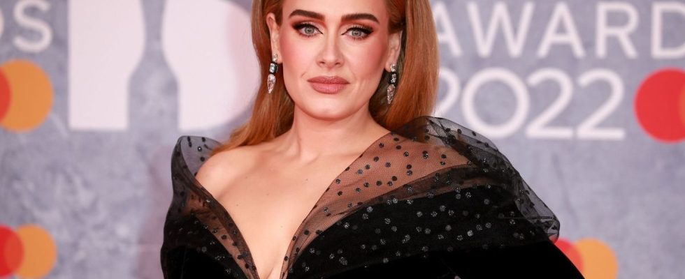 The singer Adele stopped by a crisis of sciatica How