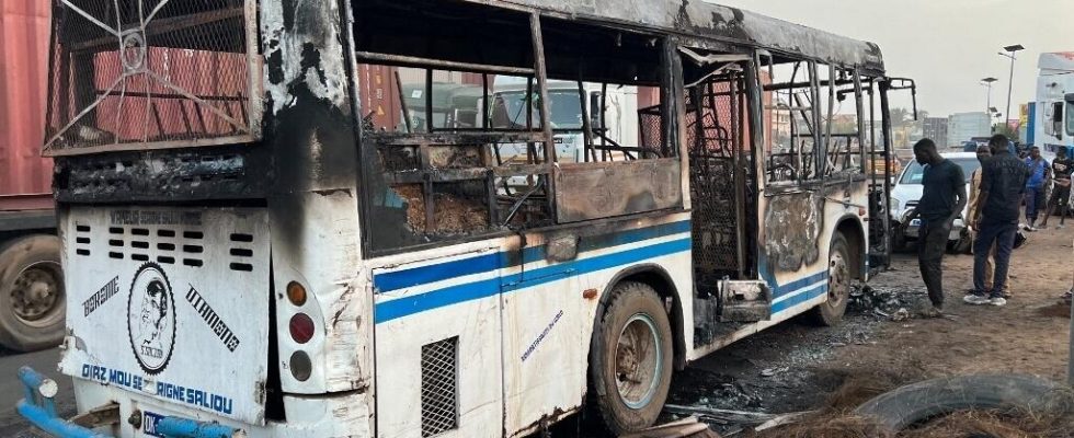 Two dead in a burned bus in Dakar a terrorist