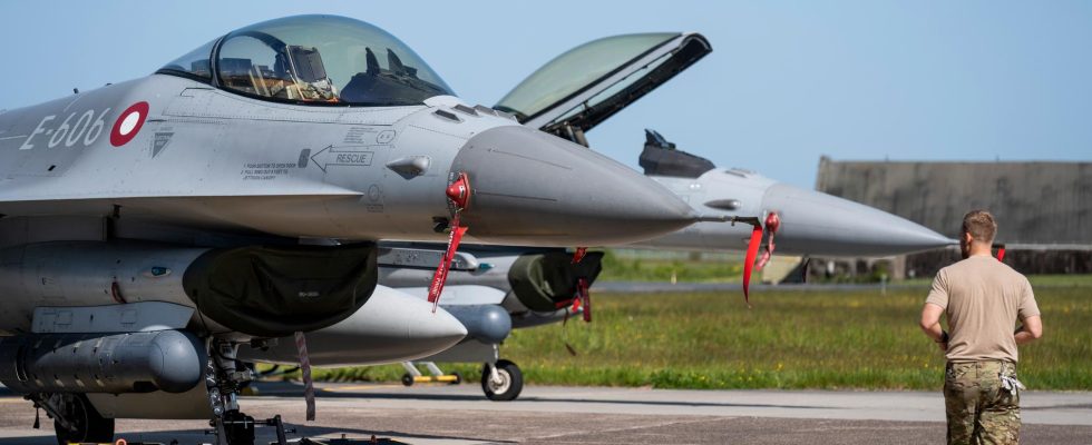 US begins training Ukrainian F 16 pilots
