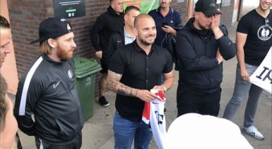 Wesley Sneijder not in Ajax staff for the time being