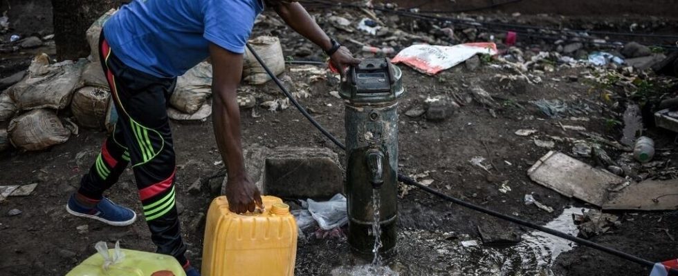 in Mayotte repeated water cuts to fight against an unprecedented
