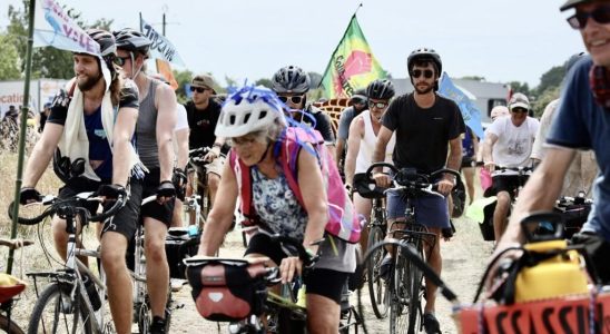 the opponents of the mega basins of Sainte Soline go by bike