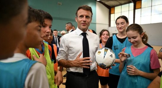 Emmanuel Macron launches into the school building site