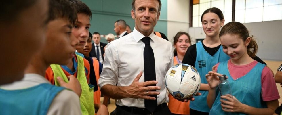 Emmanuel Macron launches into the school building site