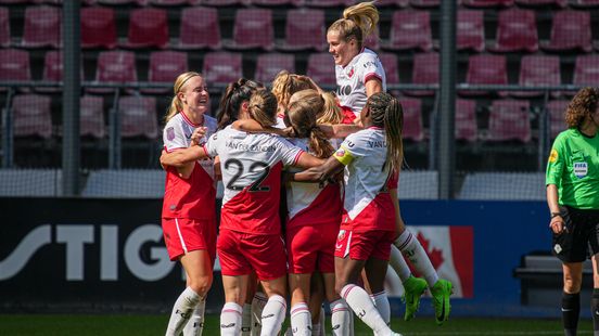 FC Utrecht women perform stunts on return to the Premier
