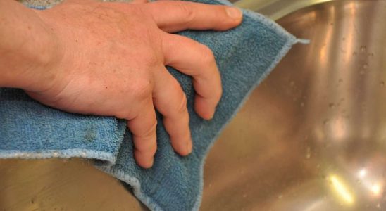 How to easily refresh a smelly kitchen towel its