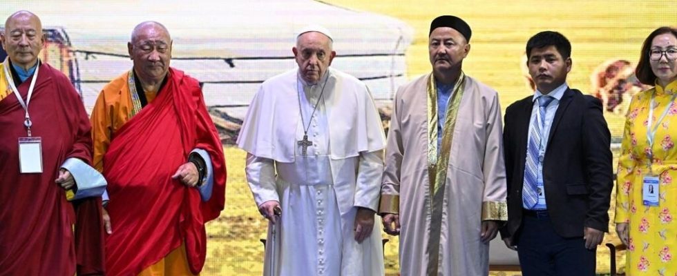 In Mongolia Pope Francis advocates fraternity between religions