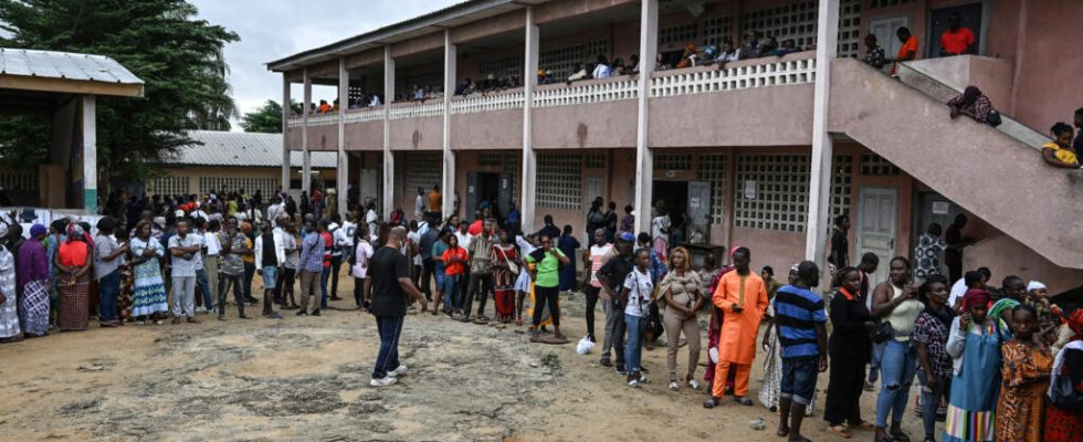 Ivory Coast vote for a double ballot with test value