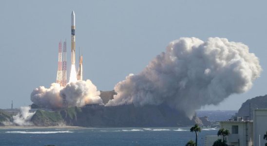 Japanese rocket lifts off with lunar lander